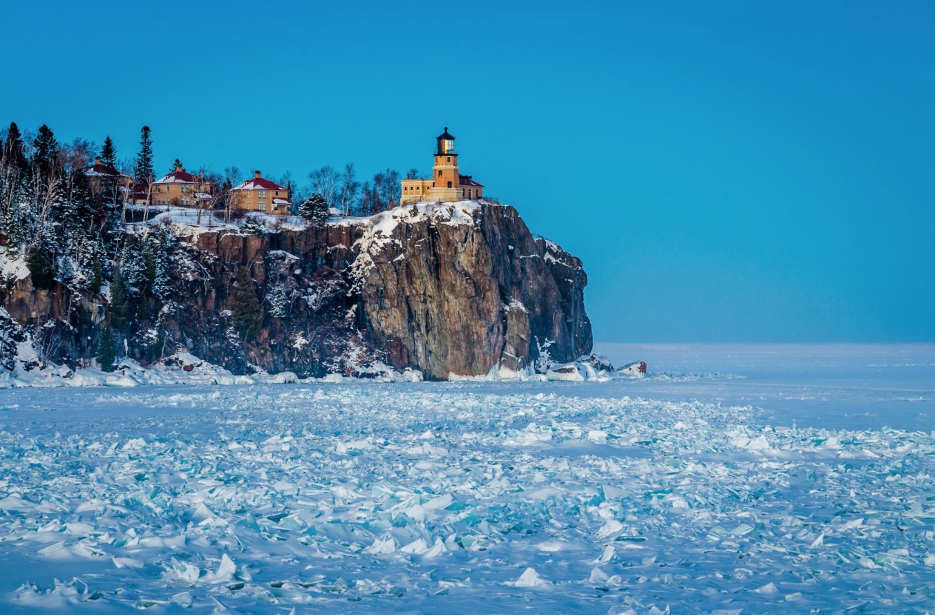 Leuchtturm im Eis am Meer