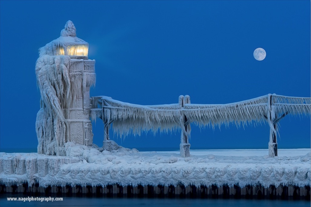 Leuchtturm im Winter