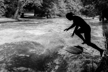 Eisbach Surfer in München