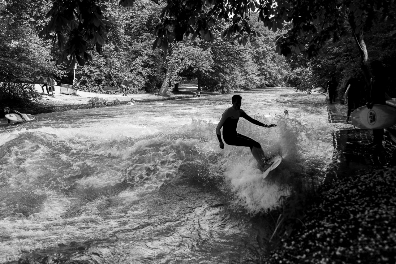 Eisbach Surfer in München