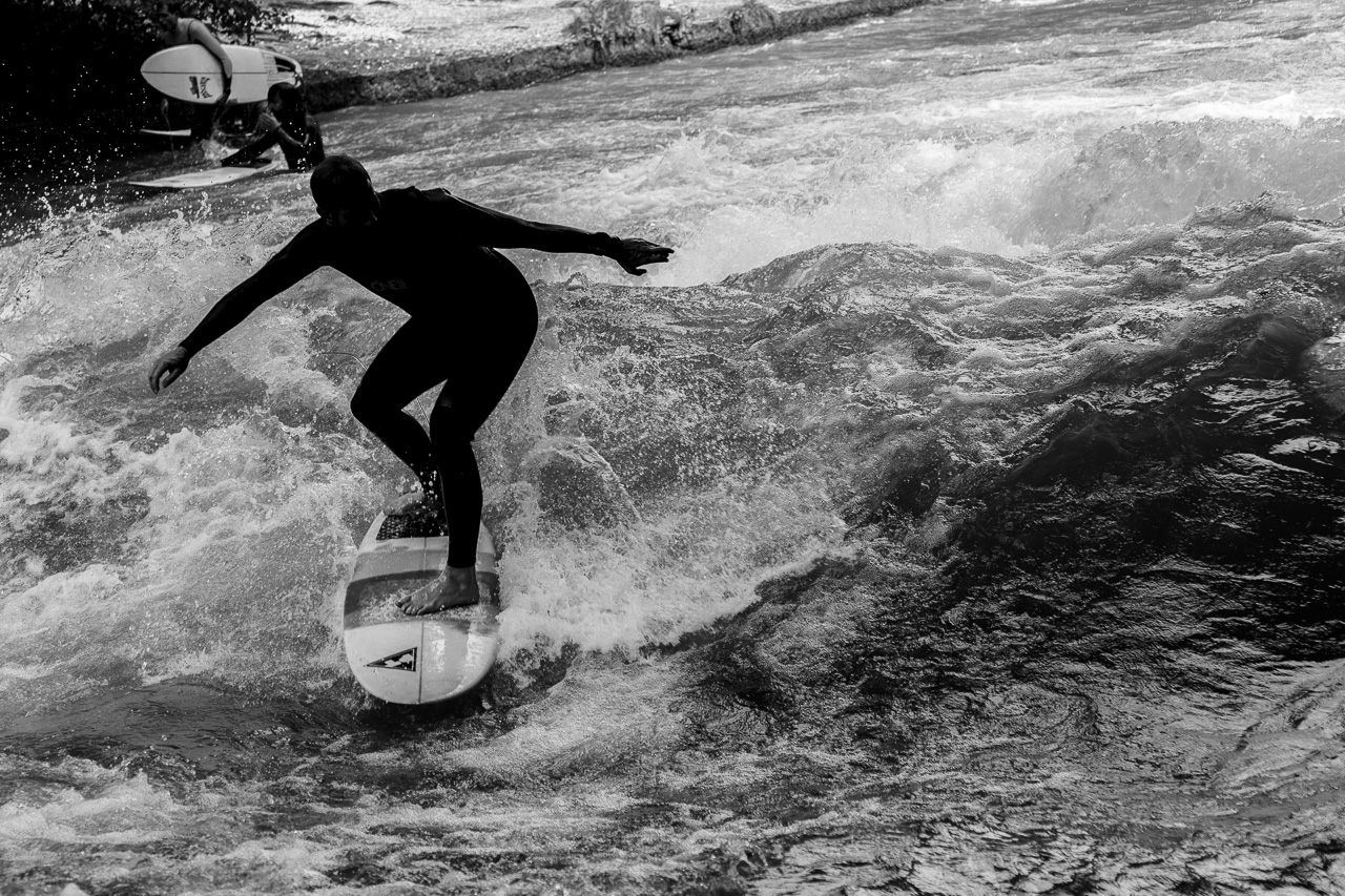 Eisbach Surfer in München