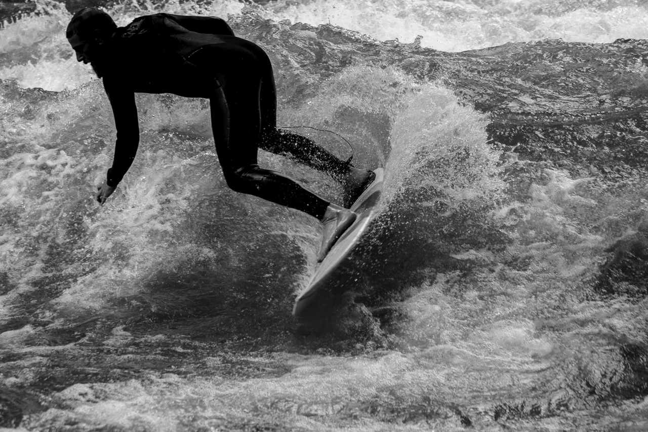 Eisbach Surfer in München