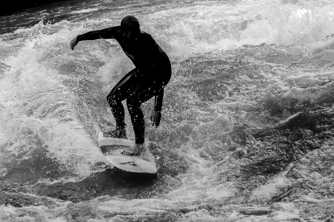 Eisbach Surfer in München