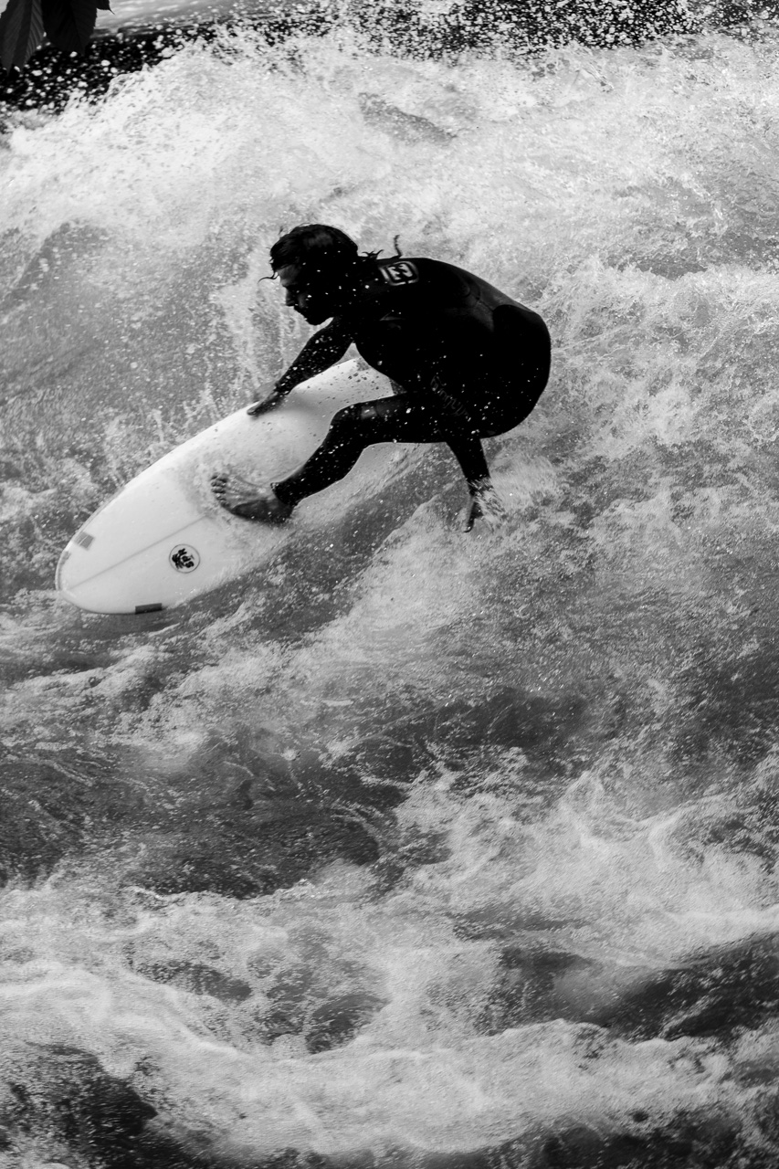 Eisbach Surfer in München