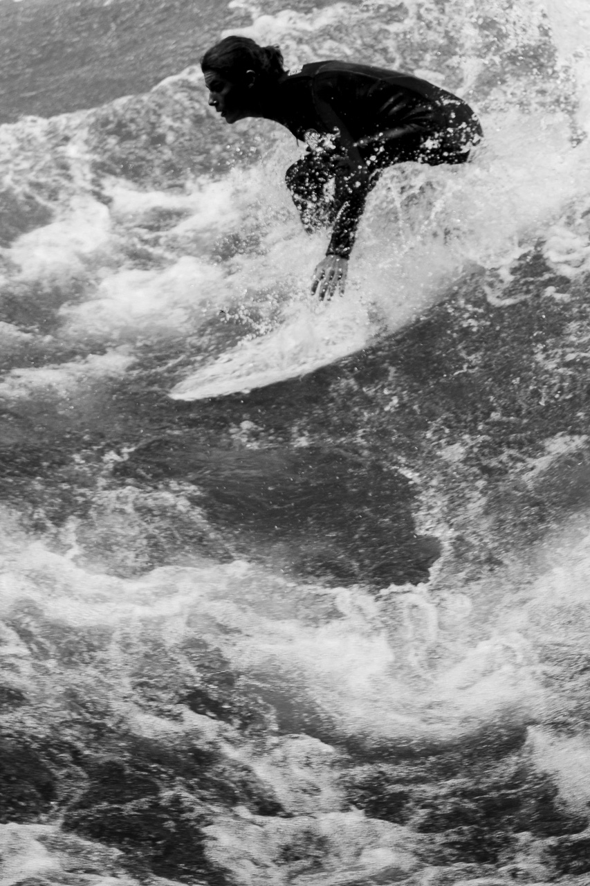 Eisbach Surfer in München