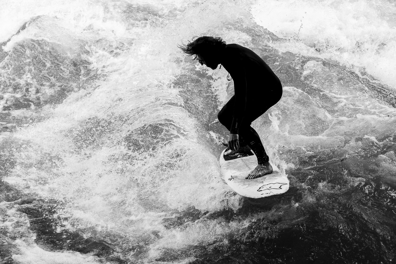 Eisbach Surfer in München