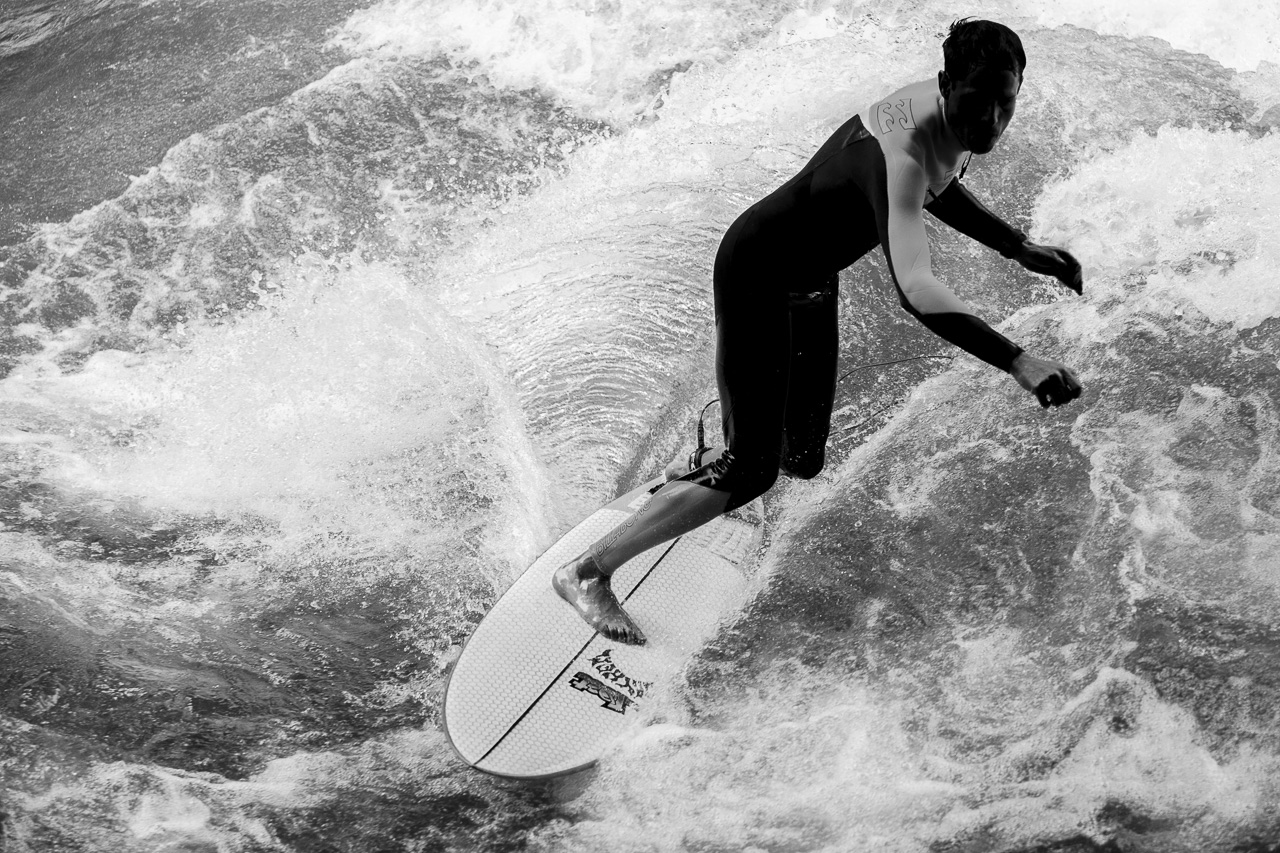 Eisbach Surfer in München