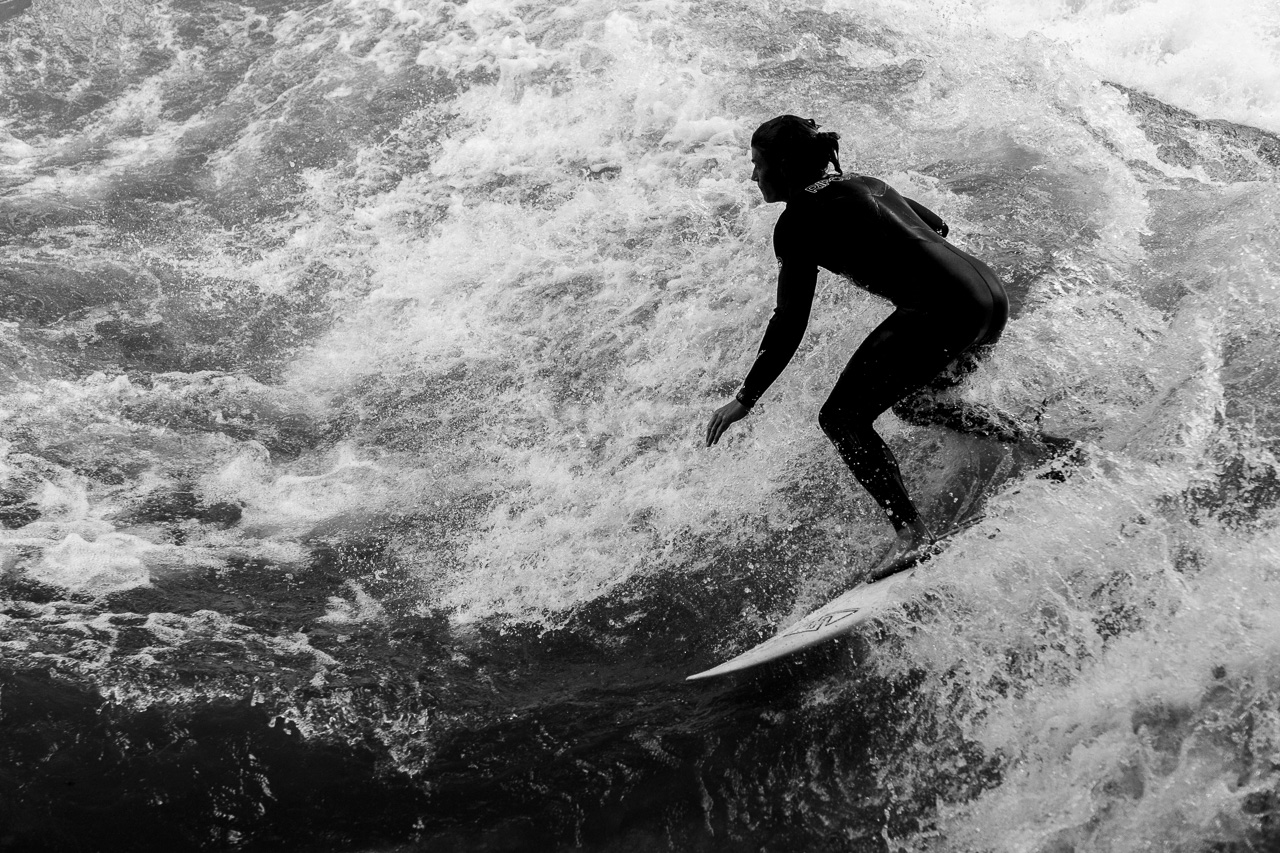 Eisbach Surfer in München