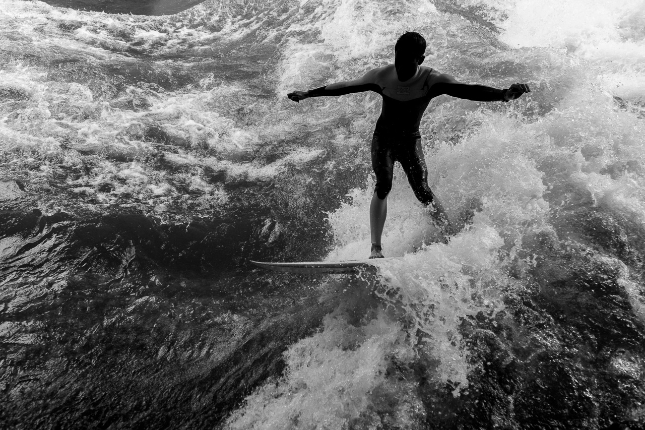 Eisbach Surfer in München