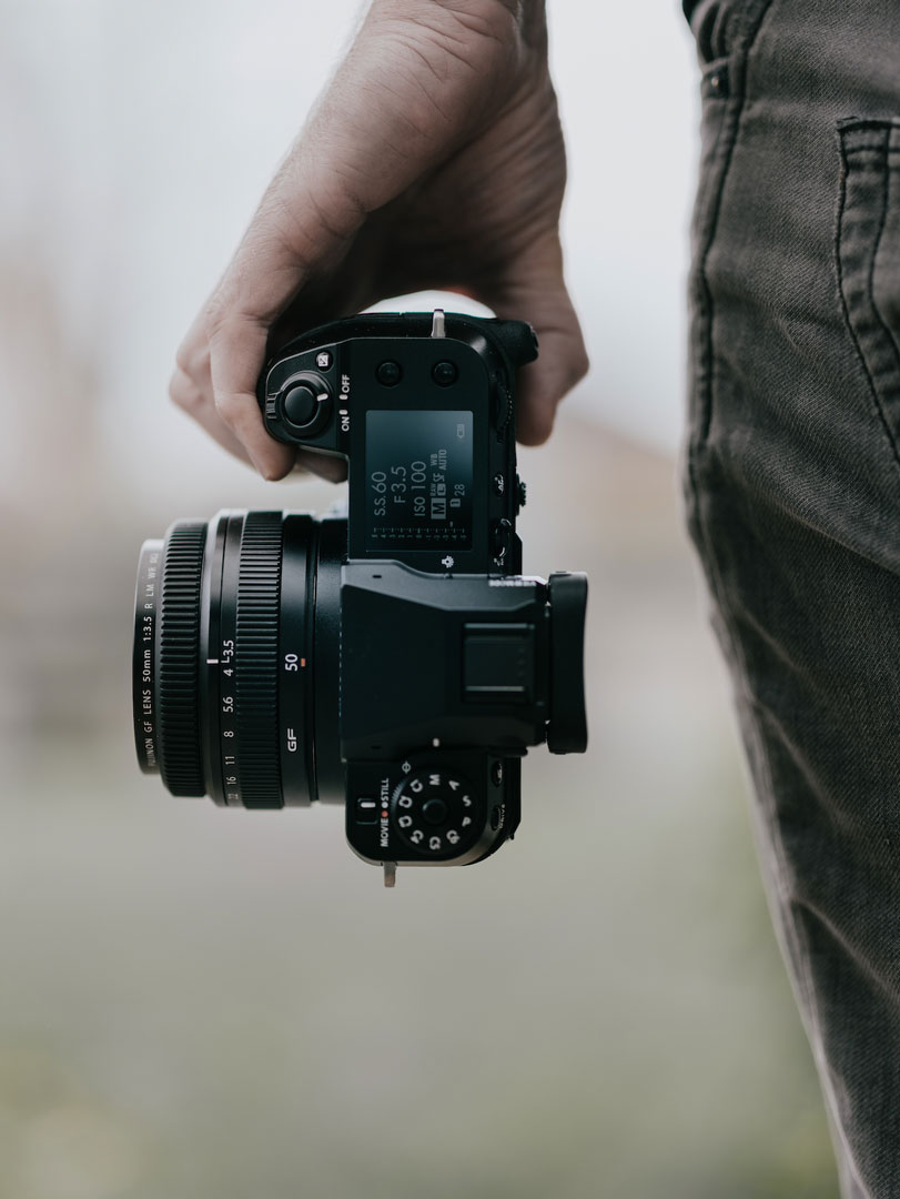 Fujifilm GFX100S Mittelformat Kamera Livestyle-Bild Mann mit Kamera in der Hand