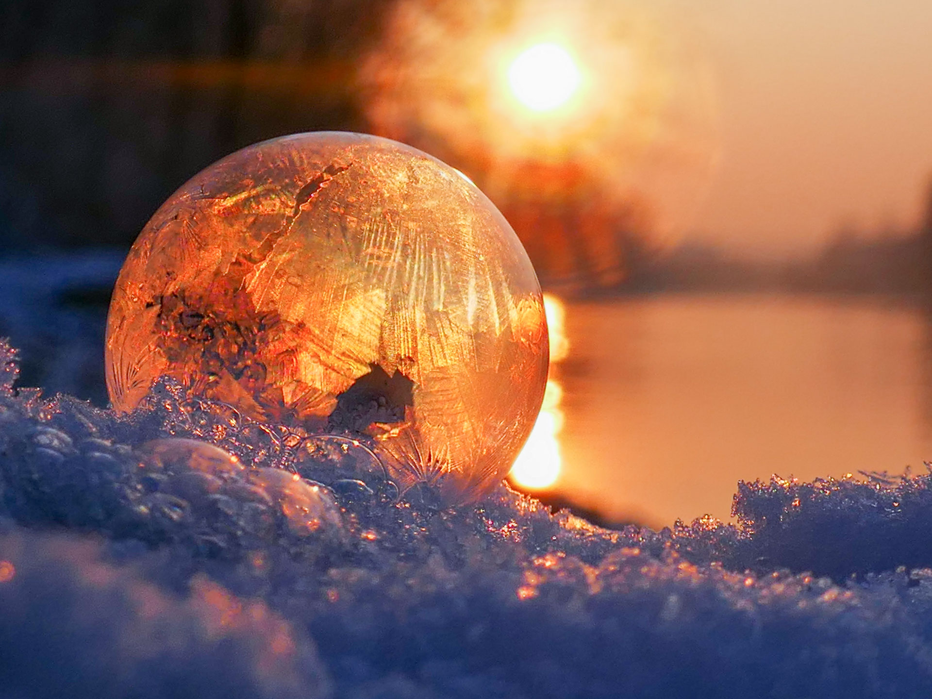 Gefrorene Seifenblase bei Sonnenuntergang