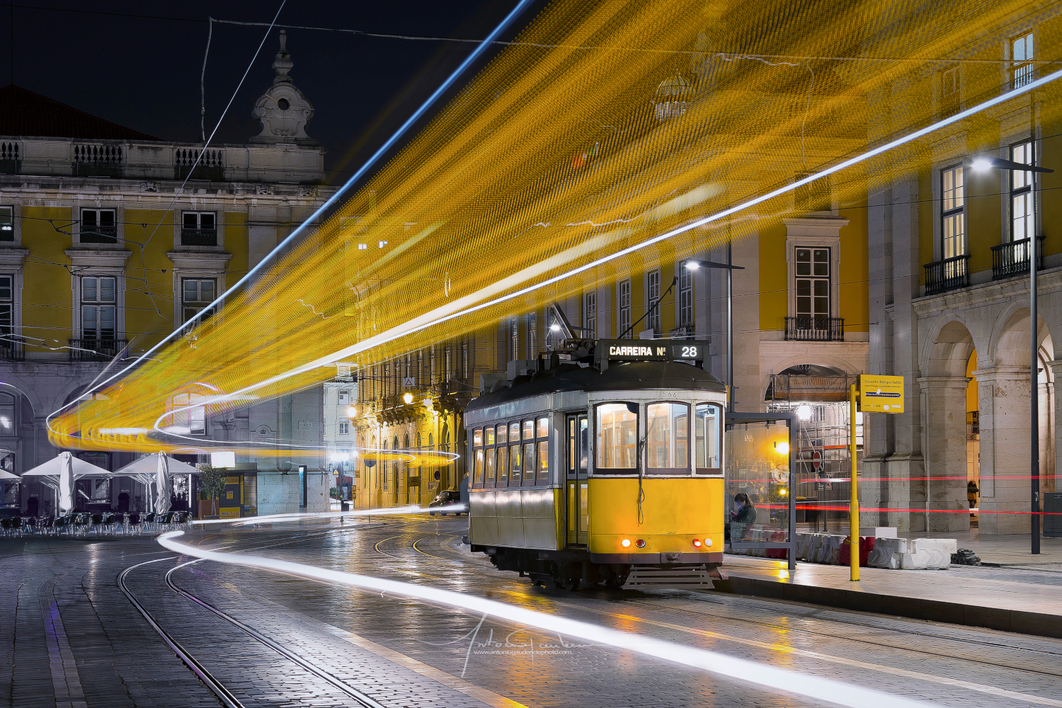 Beispielbild Langzeitbelichtung einer gelben Straßenbahn in der Nacht zum BenQ Fotowettbewerb 2021