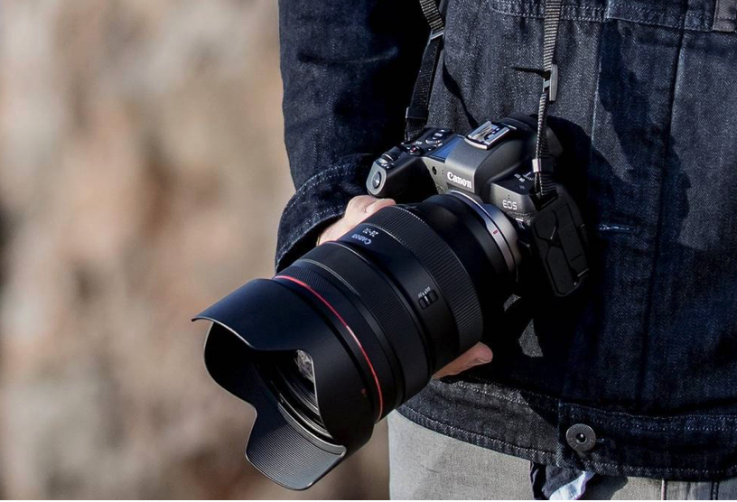 Symbolfoto eines Mannes mit einer Kamera in der Hand zum Artikel 2021 Guide 2021 zu allen RF-Objektiven, Extendern und Objektiv-Adaptern für das Canon EOS-R System im Überblick