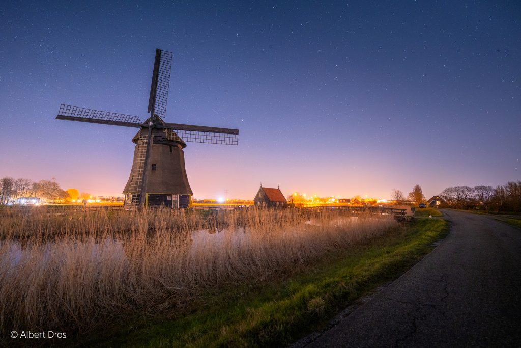 Windmühle bei sternenklarer wolkenloser Nacht 