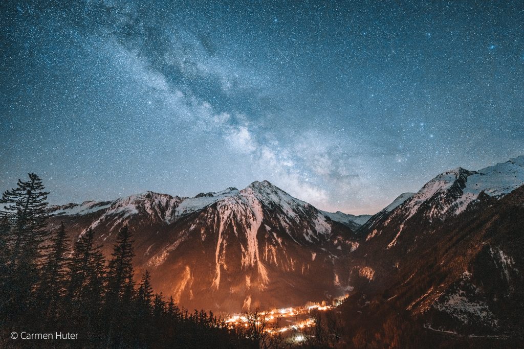 Nächtliche Ansicht eines Berges mit der Milchstraße