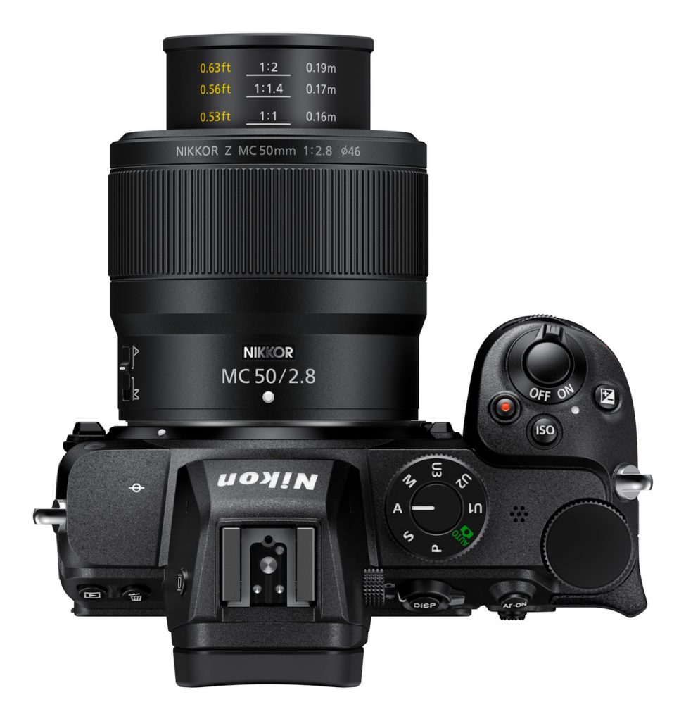 Makro-Objektiv NIKKOR Z MC 50 mm 1:2,8 an einer Nikon Z5 von oben auf weißem Hintergrund