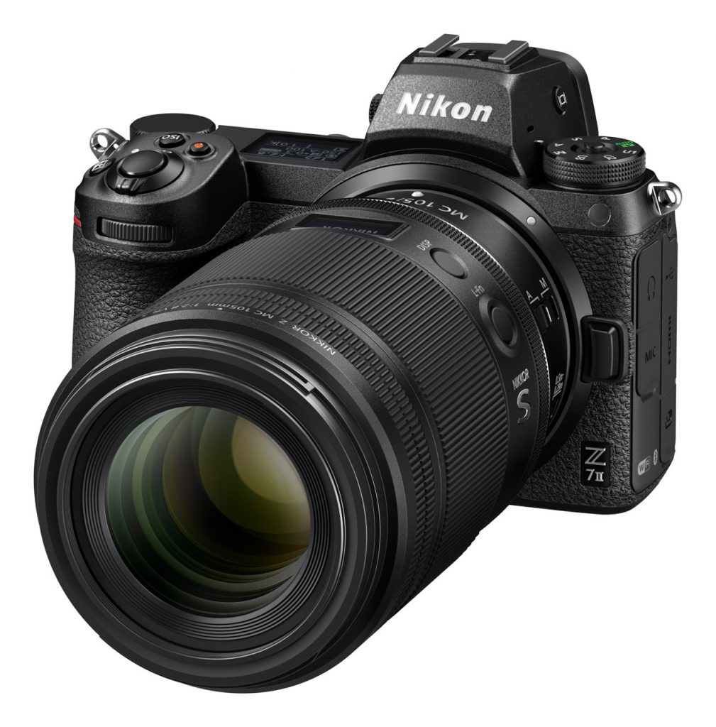 Schrägansicht Nikon-Z7II Kamera mit Makro-Objektiv NIKKOR Z MC 105 mm 1:2,8 VR S