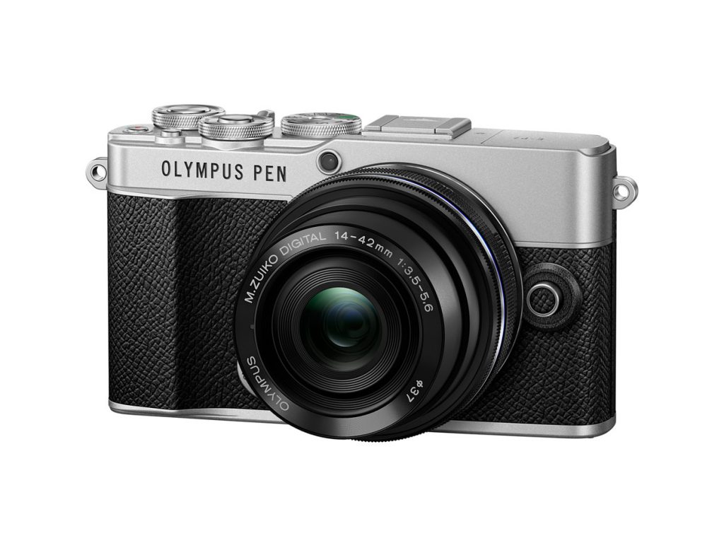 Schrägansicht der Systemkamera Olympus PEN E-P7 in der Schwarz/Silber-Version vor weißem Hintergrund