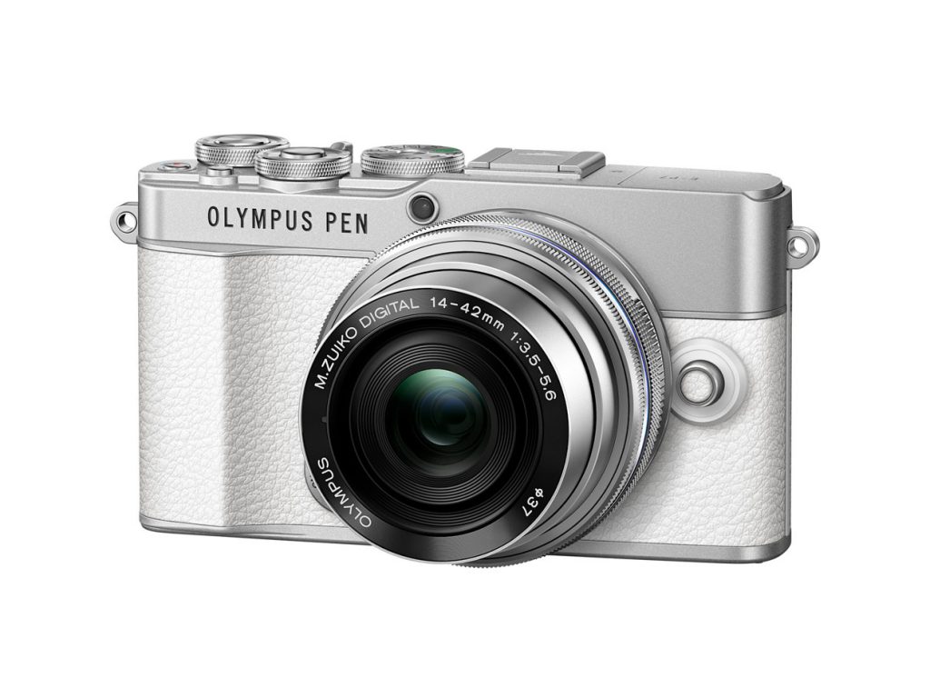 Schrägansicht der Systemkamera Olympus PEN E-P7 in der Weiß/Silber-Version vor weißem Hintergrund