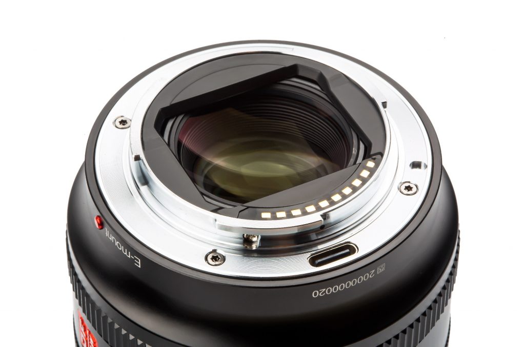 Schrägansicht des Bajonett des Rollei-Viltrox Objektiv AF 24 mm f-1.8 FE für Sony-Vollmatkamera vor weißem Hintergrund