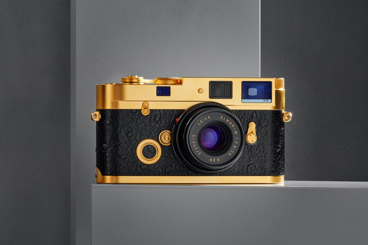 Analoge Leica-Kamera in Gold von vorne